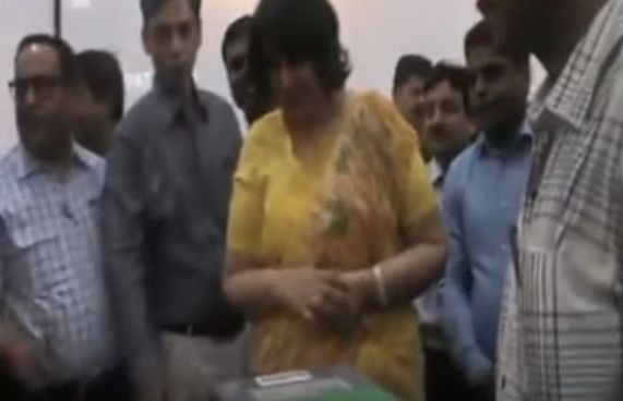 އިންޑިއާގެ އީ-ވޯޓިން މެޝިންތަކުގައި ވެސް މައްސަލަ