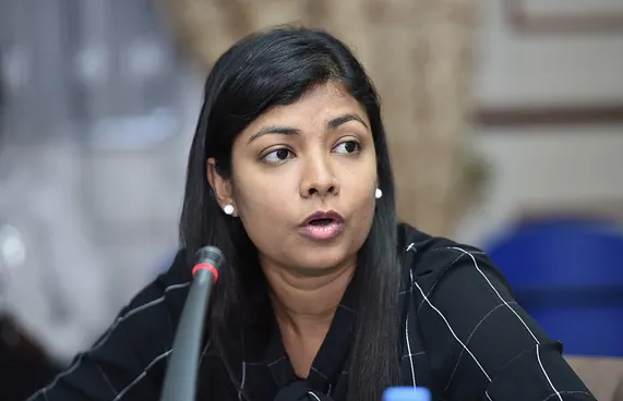 ނިޔާފަށް ރޮޒައިނާ ތާއީދުކުރުމުން ހިތްހަމަނުޖެހުން!