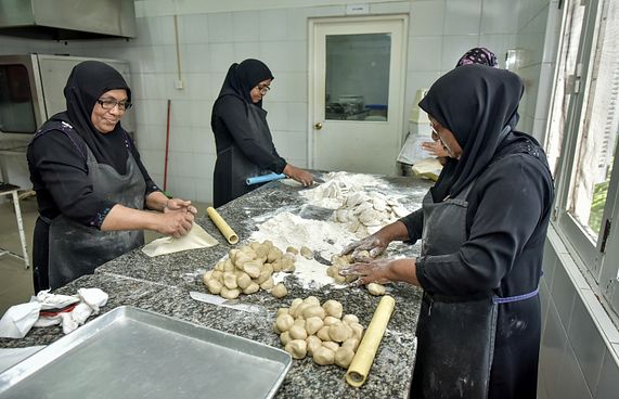 އެންމެ ބޮޑު ރިސޯޓާ ގުޅިފައިވާ އަންހެންވެރިން