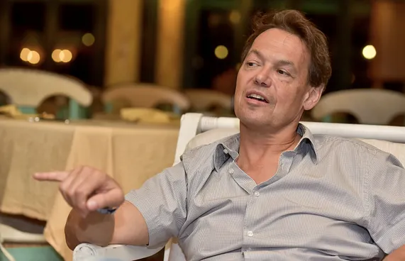 ސަން އައިލެންޑް ދެކެ ލޯބިވާ ޑޮކްޓަރު