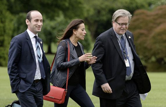 ޓްރަމްޕުގެ ތަގްރީރު ލިޔުއްވީ މުސްލިމުން މަނާކުރި ބޭފުޅާ