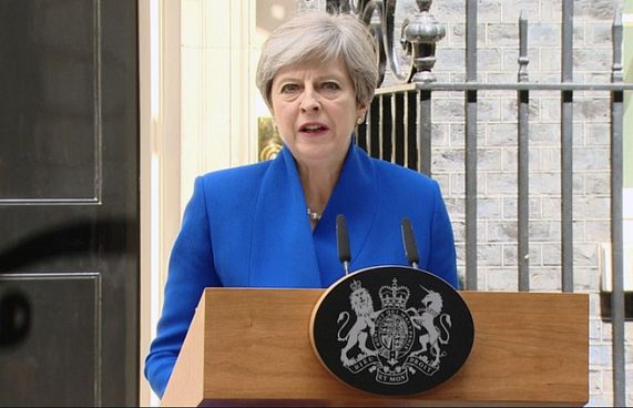 އިނގިރޭސި ބޮޑު ވަޒީރު އާ ސަރުކާރެއް އުފައްދަނީ