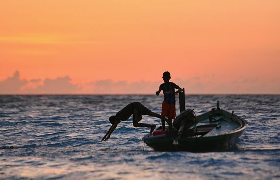 ބައްޕައާ އެކު ދިރިއުޅުމުގެ އުފަލެއް ނެތް ކުދިން