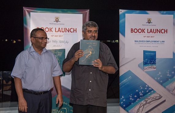 ލޯ އިންސްޓިޓިއުޓުން ދެ ފޮތެއް ނެރެފި