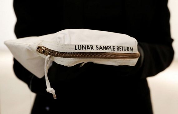 އާމްސްޓްރޯންގް ހަނދުން ހިލަ ގެނައި ދަބަސް ނީލަމުގައި