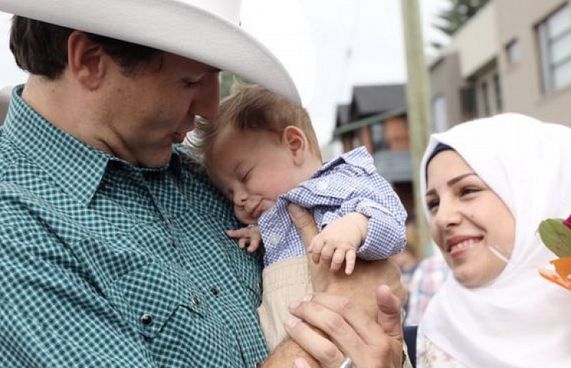 ސީރިއާގެ ރެފިއުޖީ ކުއްޖާއާ ބޮޑު ވަޒީރު ބައްދަލުކޮށްފި