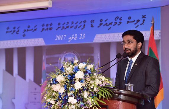 ބަޔަކު ދަނީ ފުލުހުންގެ ބޮލަށް ސަވާރުވަމުން: އަޒްލީން