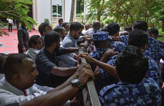 މިނިވަން ދުވަހުގެ ބޮޑު ސުވާލު، ގާނޫނުއަސާސީ ކޮބާ؟