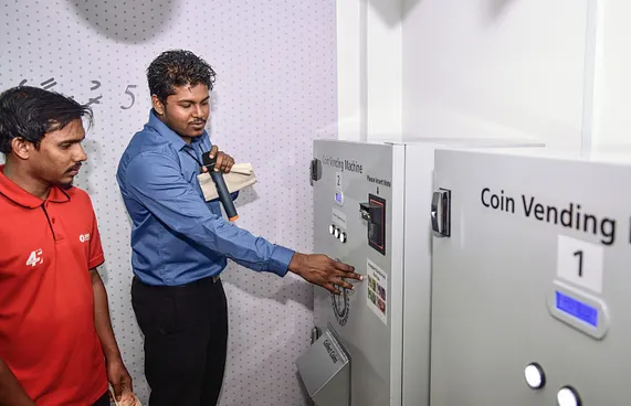 ވަކި ލާރި ނެގޭ ދެ ވެންޑިން މެޝިން ބަހައްޓައިފި