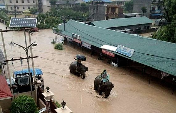 ނޭޕާލުގެ ފެންބޮޑުވުމުގައި ޓޫރިސްޓުން ސަލާމަތްކުރަން އެތް