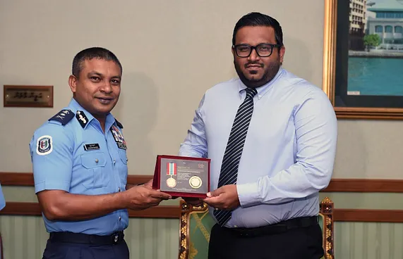 ހުސެއިން، ތަކުރާރުކޮށް ފައިސާގައި ހިފިކަމުގެ ތުހުމަތު!