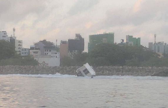 ލޯންޗެއް ބަންޑުން ޖަހާލައި ތިން މީހަކަށް އަނިޔާވެއްޖެ