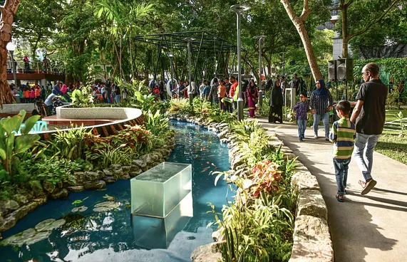 ސަލްޕަން ޕާކް ހުޅުވުމާ އެކު އީދު ކުލަ ގަދަކޮށް ފާހަގަކުރަނީ