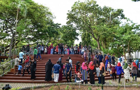 މާލޭގެ ޕާކްތަކަށް ވަންނަ ބިދޭސީންގެ އަތުން ފީއެއް