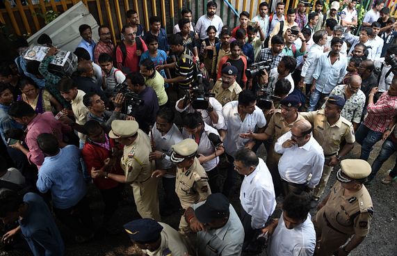 މުމްބާއީގެ ރޭލް ސްޓޭޝަނެއްގައި ފިތިގެން 22 މަރު