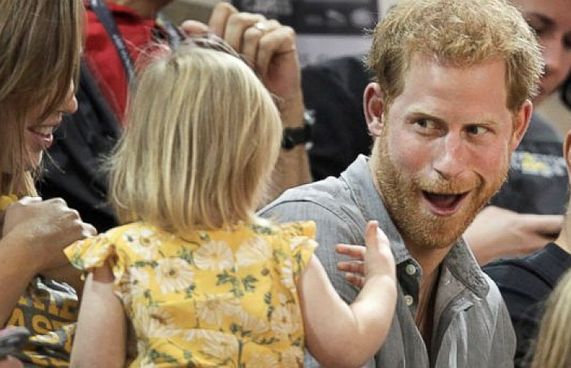 ކުޑަކުއްޖަކު ޕްރިންސް ހެރީގެ ޕޮޕްކޯންކޮޅު ކާލައިފި