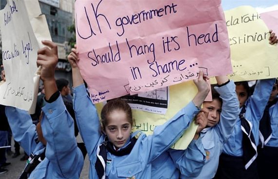 ފަލަސްތީނުގެ ކިޔަވާ ކުދިންގެ އާދޭސް އިނގިރޭސި ބޮޑު ވަޒީރަށް