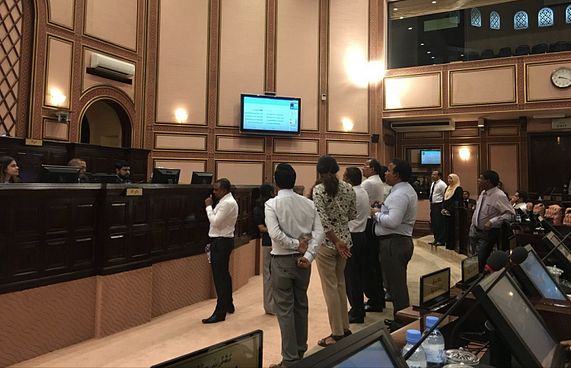 މެމްބަރުން އިހްތިޖާޖުގައި، ޖަލްސާއަށް 13 މިނިޓު!