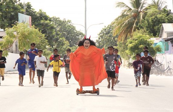 ކުޑަފޫޅު ކެރެކްޓާ އަލުން ބޮޑު ސްކްރީނަށް