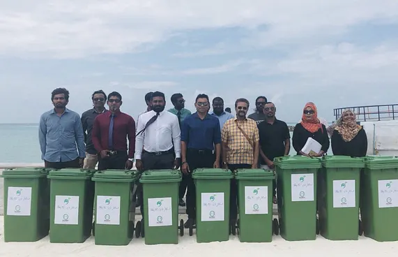 މެމްބަރު ފައިސަލް ގާފަރަށް ޑަސްބިންތަކެއް ހަދިޔާކޮށްފި