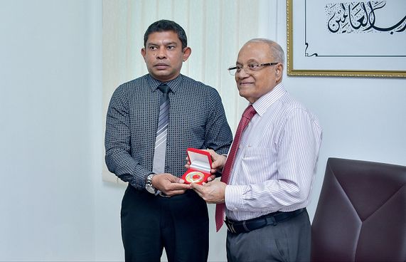 މިލާން ކްރިކެޓް އެކަޑަމީގެ މެޑަލް ރައީސް މައުމޫނަށް