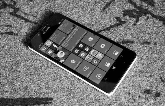 ވިންޑޯޒް 10 މޮބައިލް އިންސައިޑާ ޕްރޮގްރާމް ފެނަށް