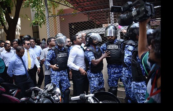 "މަޖިލިސް މެމްބަރުން ފާރުމަތިން އުކުން މާޒީވެއްޖެ"