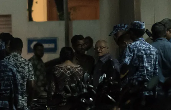 ޖަލުގައި ހުންނެވި މައުމޫނާ އޭސީސީން ސުވާލުކުރަނީ