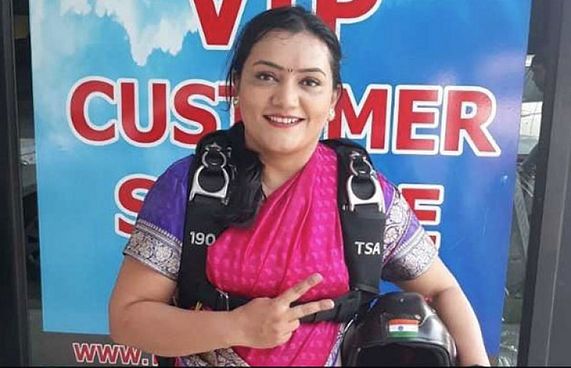 އިންޑިއާ އަންހެނަކު ސާޅީގައި ސްކައިޑައިވްކޮށްފި