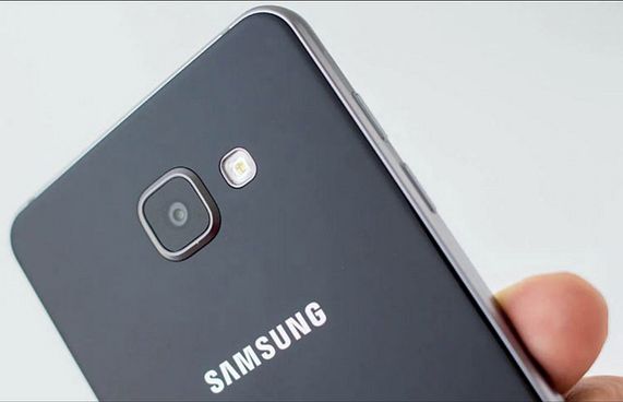 ފޭކް ފޯނު ހަދާ މީހުންނަށް ސެމްސަންގުން އުނދަގޫކުރަނީ