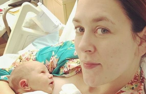 ރޭޑިއޯ ޕްރެޒެންޓަރެއް އޮން އެއާގައި ވިހައިފި