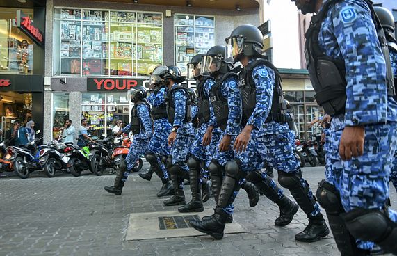 ފުލުހަކަށް ހަމަލާދީ ޒަހަމްކޮށްލައިފި