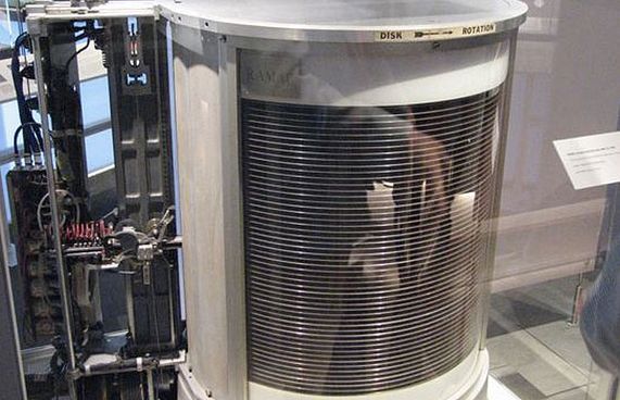 62 އަހަރު ކުރި: އައިބީއެމްގެ 5އެމްބީ ހާޑް ޑިސްކް