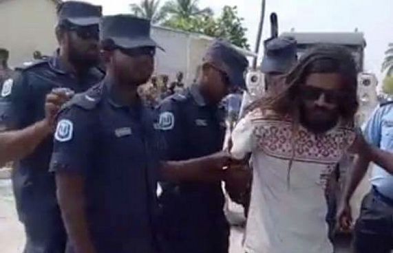 ފުލުހުންގެ ބަންދުން ސްމިތު ދޫކޮށްލައިފި