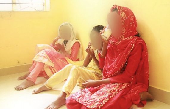 އިންޑިއާގެ ޔަތީމުޚާނާއެއްގައި ތިބި ދެ ކުދިން އަތުވެއްޖެ