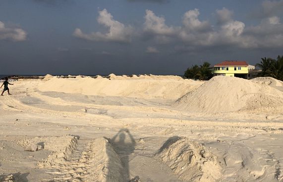 ކޮމަންޑޫގެ ބިން ހިއްކަން ފަށައިފި