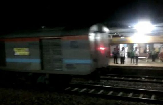 އިންޑިއާގެ ރޭލަކުން ވަކިވި ބައިތައް އެތައް މޭލަކަށް