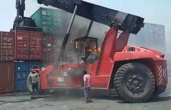 ކޮންޓެއިނަރު އުފުލާ ވެހިކަލެއްގައި ރޯވެ އަނދައިފި