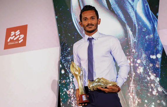 ފުޓްބޯޅަ ކުޅުންތެރިޔާގެ އެވޯޑާއި ރަންބޫޓް ސެންޓޭ އަށް