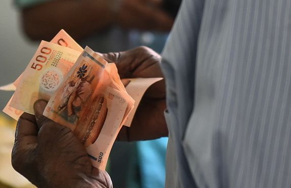 ފައިސާ ނެތް އަންހެން ކެންޑިޑޭޓެއްގެ ވާހަކައެއް!