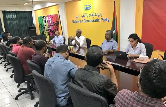 އިބޫ، އެމްޑީޕީގެ ކެމްޕޭން ޓީމުތަކާ ބައްދަލު ކުރައްވަނީ