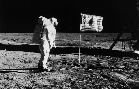 އާމްސްޓްރޯންގް ހަނދަށް ގެންދިޔަ ދިދަ ނީލަން ކިޔަނީ