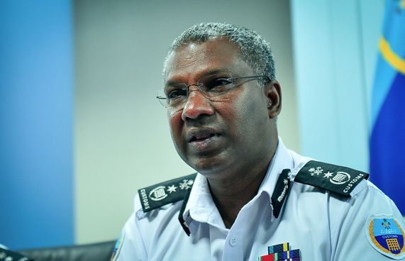 ޖުނައިދު، ކަސްޓަމްސް އިން އިސްތިއުފާ ދެއްވައިފި