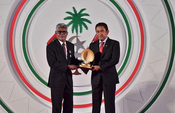 ކުޅިވަރުގެ ރޮނގުން ޝަރަފްވެރިކަން ހީނާ ސަލީމަށް