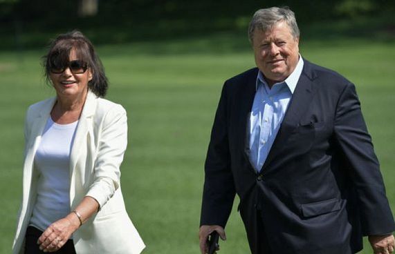 މެލަނިއާ ޓްރަމްޕުގެ މައިންބަފައިންނަށް އެމެރިކާގެ ރަށްވެހިކަން ދީފި