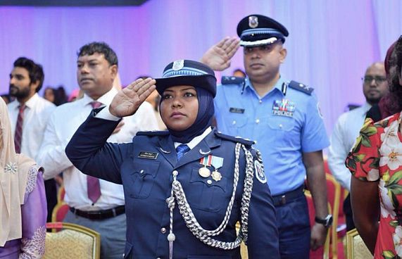 އެގްޒެކެޓިވް ރޭންކް ފުރަތަމަ އަންހެން އޮފިސަރަށް ނަޝްވާ