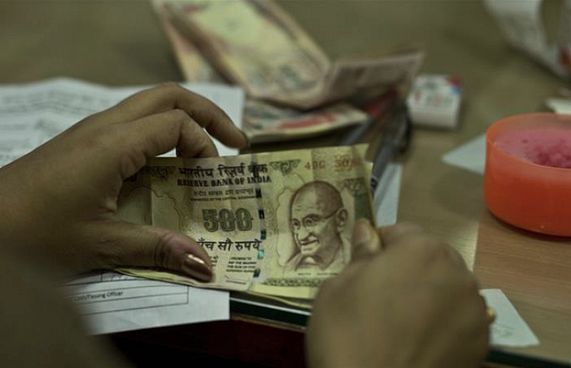 އިންޑިއާ ރުޕީސްގެ އަގު ދަށަށް، މިއަދު ހުރީ 73 ގައި