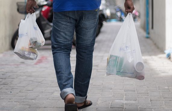 ޕްލާސްޓިކް ކޮތަޅަކުން ދެ ރުފިޔާ ނަގަން ފާސްކޮށްފި