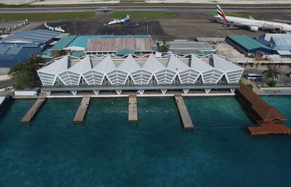 އެއާޕޯޓުގައި މާދަމާ ކޭއެފްސީ އާއި ޕިއްޒާ ހަޓް ހުޅުވަނީ