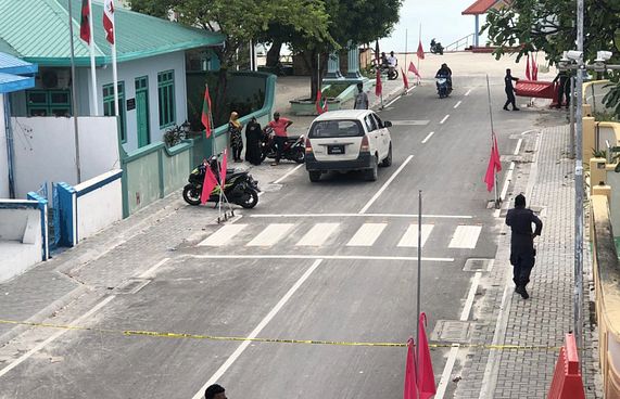 އަންހެނެއްގެ އަތުގައި ދަތްއަޅައި އިނގިލި ބުރިކޮށްލައިފި
